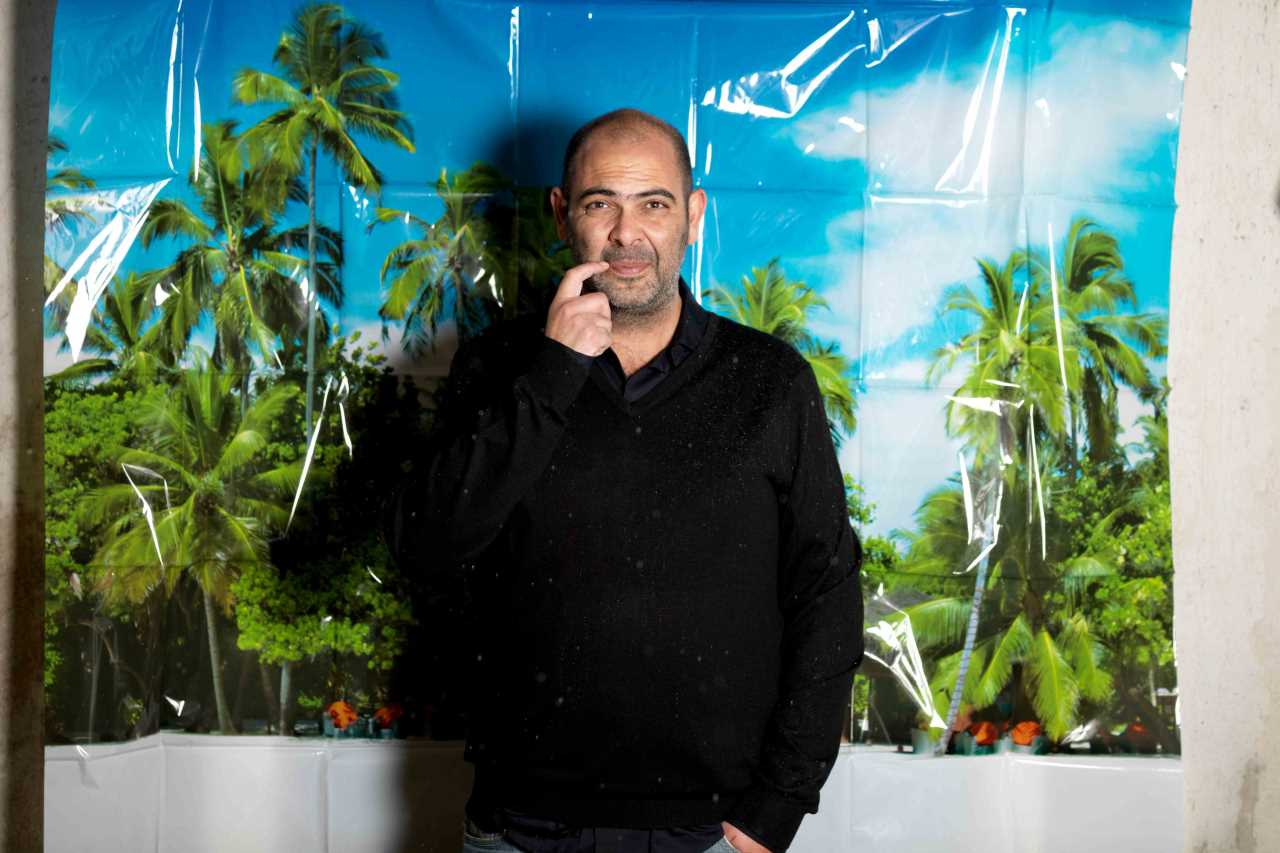 Musiker und Kabarettist Hannes Ringlstetter for einer Tapete mit tropischen Strand