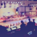 Blick von einem Regieplatz auf eine große Eventlocation. Das Bild ist das Keyvisual der Umfrage