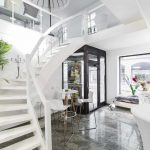 Über eine weiße Treppe gelangt man in den 1. Stock, wo sich ein ebenfalls in weiß gehaltenes Loft befindet.