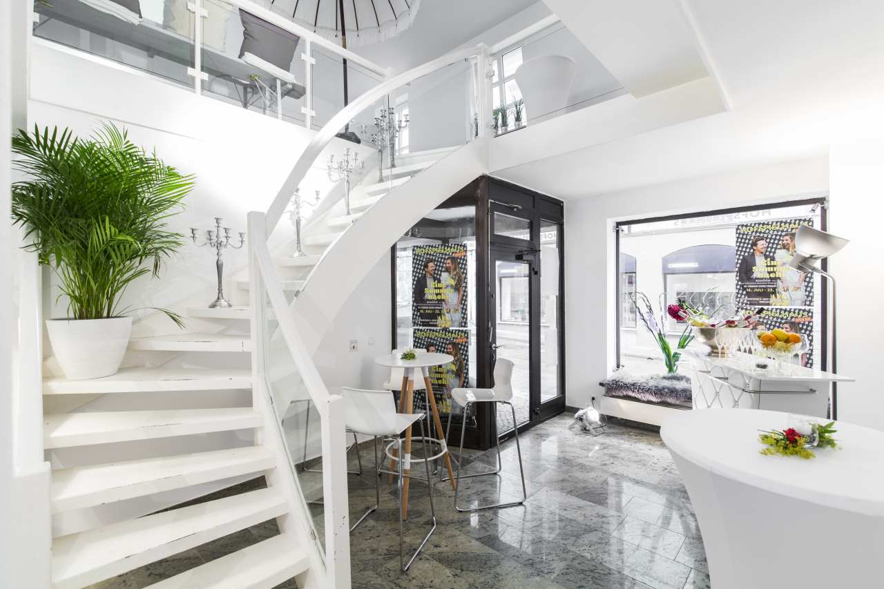 Über eine weiße Treppe gelangt man in den 1. Stock, wo sich ein ebenfalls in weiß gehaltenes Loft befindet.