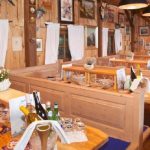 Festlich gedeckte Tische im kleinen Festzelt Fisch Bäda auf dem Oktoberfest