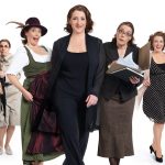 Luise Kinseher als Reisende, Bayerin im Drindl, Geschäftsfrau und weiteren Rollen