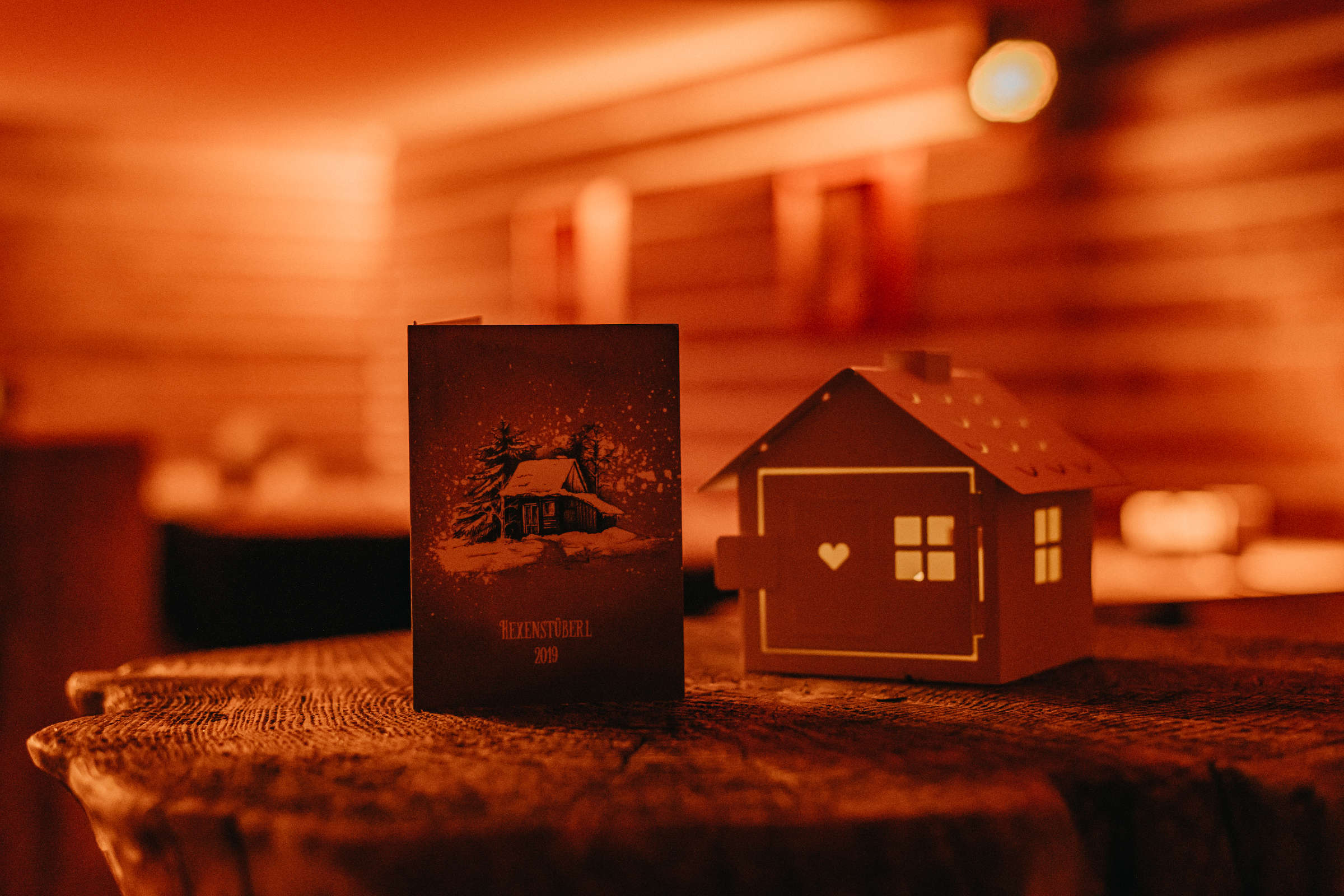 Menükarte und Dekoration bei einem Weihnachtsfeiern Event auf einem Holzstamm