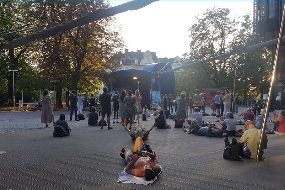 Open Air Bühne Gasteig: Zu sehen ist das Publikum vor der Bühne, welches den Mindestabstand einählt