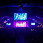 Ausbildung zum Veranstaltungskaufmann 2025, das Foto zeigt ein volles Konzertzelt mit Blick auf die Bühne und große LED-Leinwände