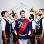 Kabarettabend Pasing verschoben: Das Bild zeigt Wolfgang Krebs in einer bayerischen Uniform und die spalierstehenden Bayerischen Löwen in Tracht