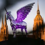 Glitzernder Pegasus auf dem Gelände des Tollwood Winterfestivals 2022