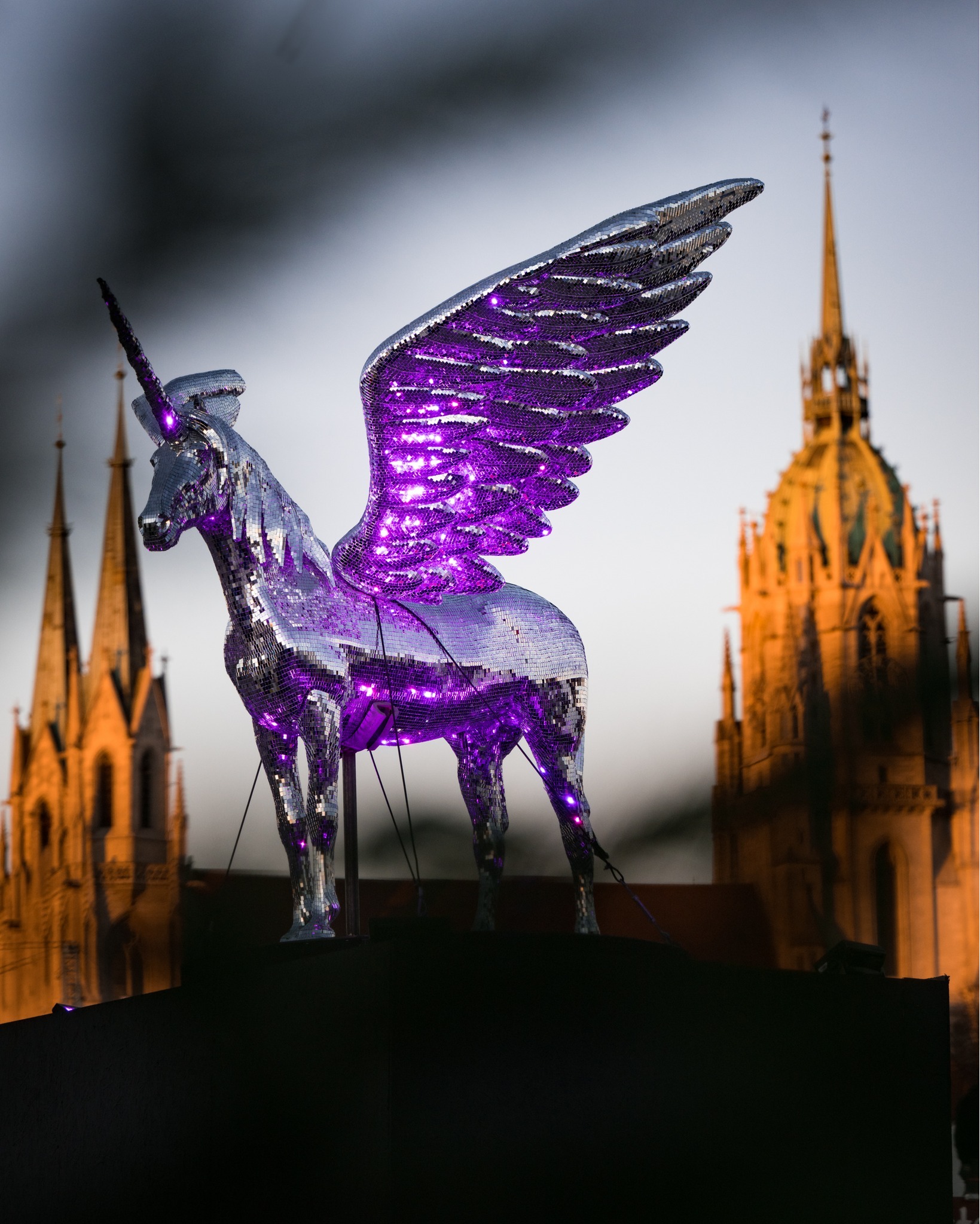 Glitzernder Pegasus auf dem Gelände des Tollwood Winterfestivals 2022