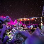 Man sieht eine verschneite Eisstockbahn