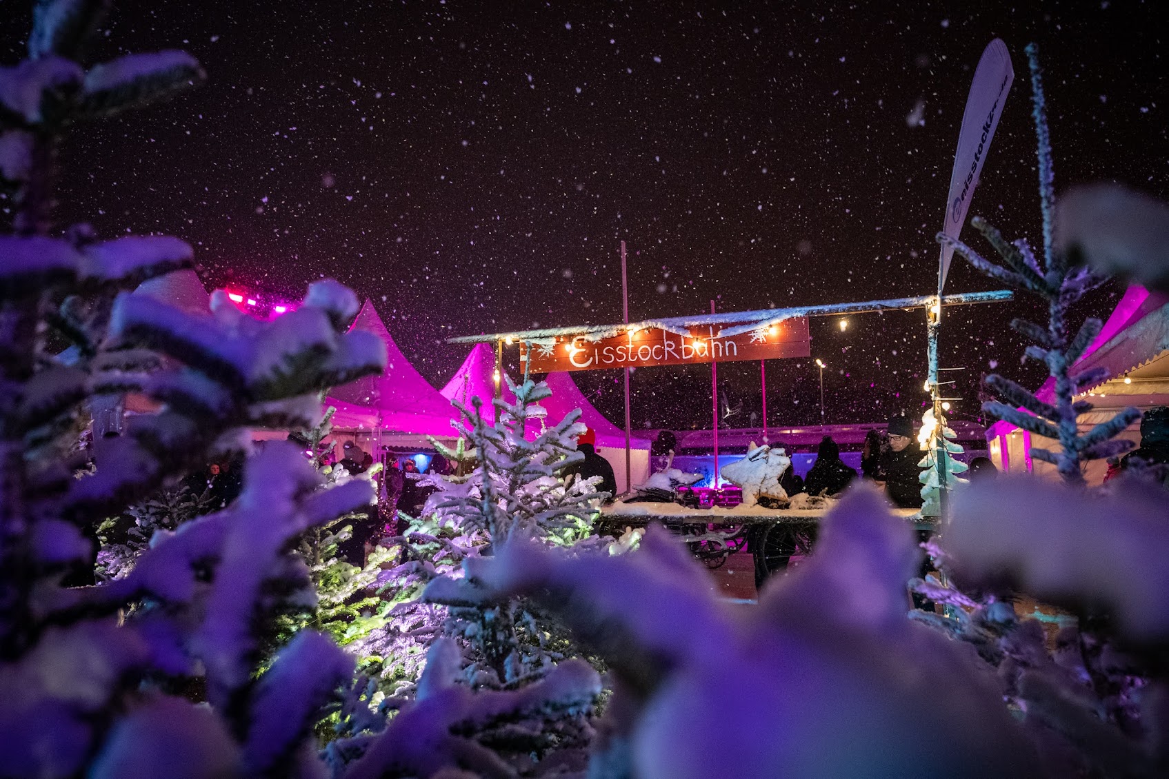 Man sieht eine verschneite Eisstockbahn