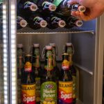 zu sehen ist ein Kleiner Kühlschrank mit Beleuchtung gefüllt mit Spezi und Hacker Pschorr Radler