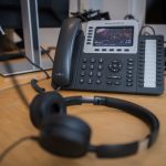 zu sehen ist ein Telefon und ein Headset