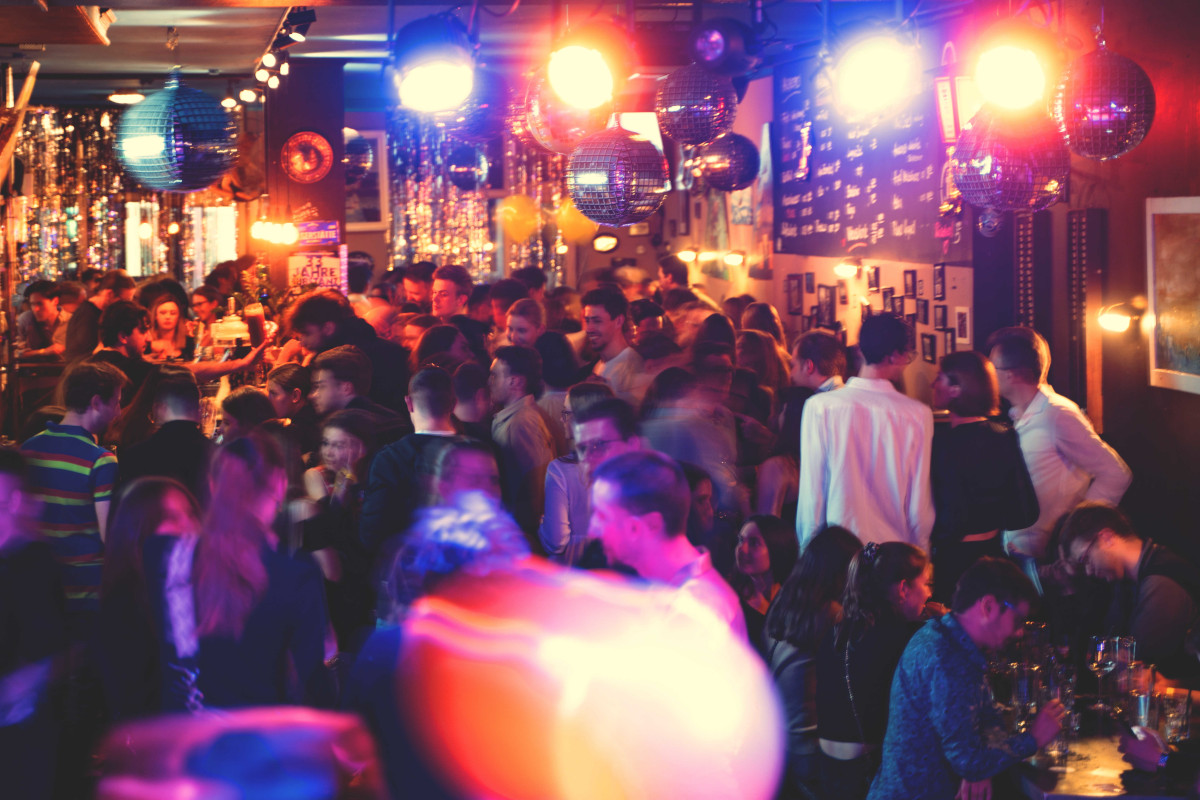 Firmenevents im Substanz: Party, lachende Gesichter, Menschen