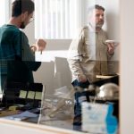 Sasha Schloifer und Stefan Kreutz probieren die leckeren Cateringangebote.