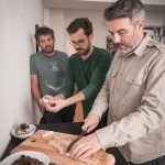 Das Foto zeigt von links nach rechts Maximilian Brückel, Stefan Kreutz und Sascha Schloifer beim Probeessen für die neuen Bio Buffets 2024.