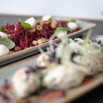 Das Bild zeigt die Beetroot Burratina von Maximilian Brückel. Dieses Gericht können Firmenkunden auf ihrer Weihnachtsfeier genießen.