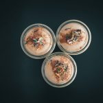 Vogelperspektive auf Tonka Panna Cotta mit Granatapfel - Unser Cateringangebot für eure Weihnachtsfeiern