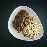 Schmackhafte Butterspätzle, serviert mit saftigen Rinder-Bourguignon - ein leckeres Gericht für eine Weihnachtsfeier