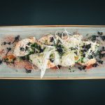 Leckerer Bacon-Frühlingslauch-Aufstrich, elegant angerichtet auf einem schmalen Teller