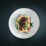 Organic Catering für Weihnachtsfeiern: Aprikosen-Rosmarin Creme mit getrockneten Tomaten geschmückt.