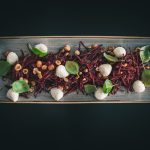 Unser Cateringangebot für Weihnachtsfeiern: Beetroot Burratina mit leckeren Haselnüssen und Büffelmnozzarella